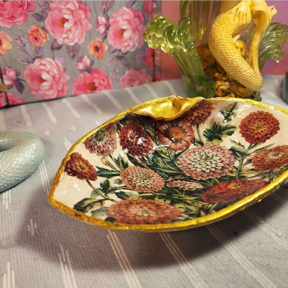 DECOUPAGE CLAM SHELL DECOUPAGE FALL FLOWERS ON A CLAM SHELL TRINKET DISH - Picture 5 of 11